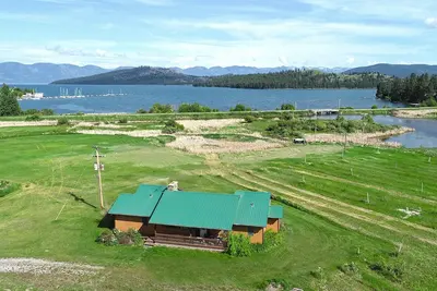 Image de Enjoy all Flathead Lake has to offer in this comfortable house in Dayton, Mt. \n