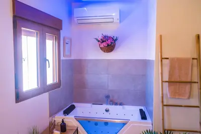 Image de Votre havre de détente à Ronda avec Jacuzzi