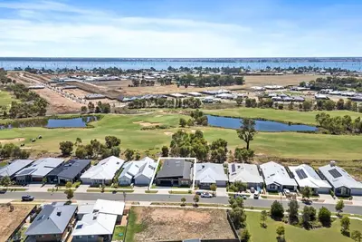 Image de 45 On Fairway overlooking the Black Bull golf course.