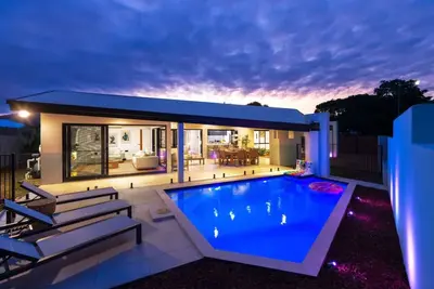 Image de Luxury Sunny Oasis: Pool, Suv Hire, Near Marina