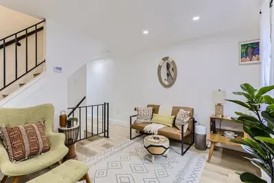 Image de Charm City Charmer - Boho Zen Minutes to Harbor and Downtown!