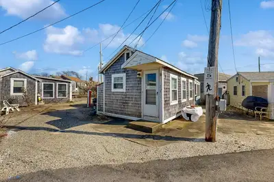 Image de Charming cottage with private beach, patio, & full kitchen - near golf & park