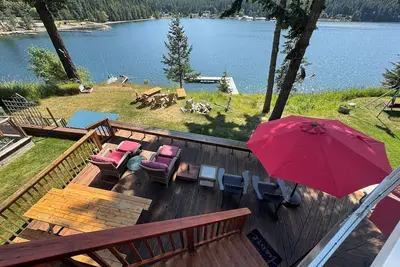 Image de Lakeside Lodge. Garfield Bay Waterfront. Two Decks. Dock. Great Mountain Views.