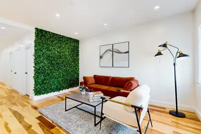 Image de Perfectly located modern home with smart TVs, high chair, patio, W/D, & Ac