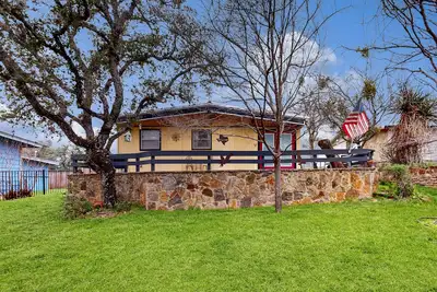 Image de Cozy dog-friendly house near water with enclosed yard, grill, & equipped kitchen