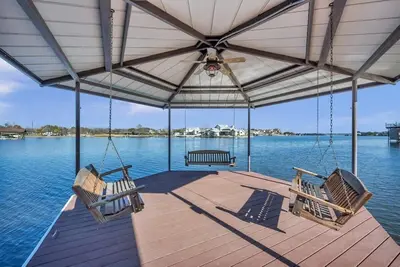Image de Summer Breeze-Lakefront w/pool, hot tub, & kayaks