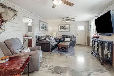 Image de Waterfront charmer with two docks, boat ramp, office, & gourmet kitchen