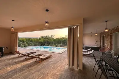 Image de Villa moderne avec piscine et bien-ĂŞtre