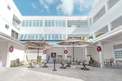 Image de Enjoy Great Games and Events at Garrison Savannah! Free Parking, Outdoor Pool!