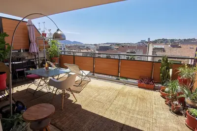 Image de T3 Avec Terrasse Ensoleillée, vue sur les Toits Proche Stade et Centre Ville