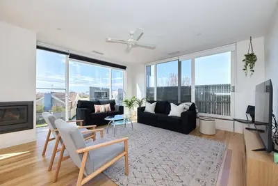 Bliss by Bell - 2 minute walk to Bell street!