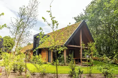 Image de Forest wellness at its finest – hot tub, sauna and luxury for 8 guests.