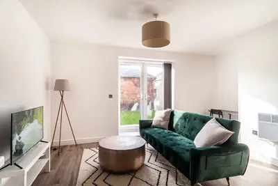 Modern 2 Bed Apartment in Waterloo, Liverpool
