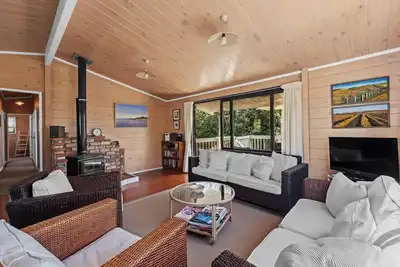 Image de Miro Beach House at Palm Beach - Miro Cottage is a quintessential kiwi bach right next the white sands and lapping waves of picturesque palm beach. Accommodating up to 6 guests, with three bedrooms a good-sized family bathroom and open plan living ar