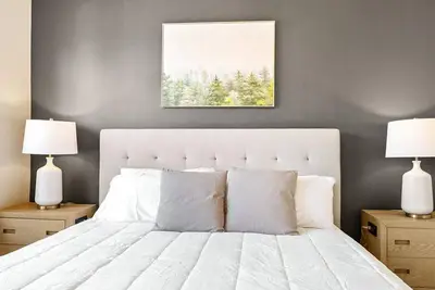 Image de Landing | Chic 2bd, Tennis Court, Pool