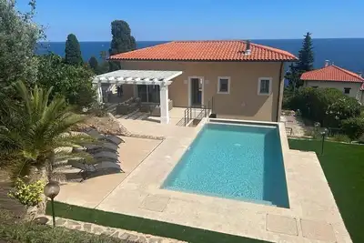 Image de Villa avec piscine, plage et crique à pied, 4 chambres limite Theoule sur mer