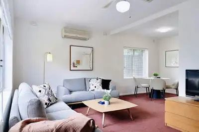 Image de In Between City, Sea & Airport - 2br Vacation Home