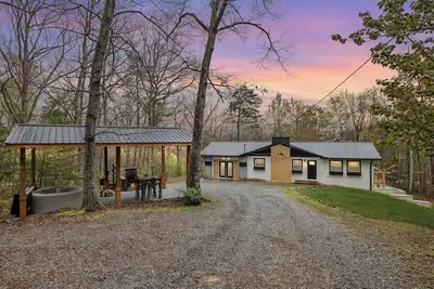 Image de Convenient yet Private Location! Complete w/ Hot Tub, Game Room, WiFi and More!