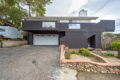 Image de Ocean-View, Newly Updated 2 bed\/2 bath Pet-Friendly Rental!