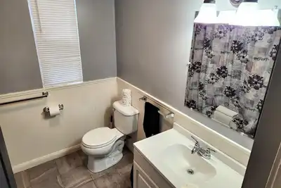 Image de Lovely first floor, 3-bedroom apartment with WiFi and Ac in Manchester!