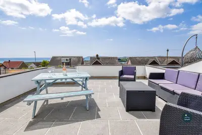 Image de Pebble House - Sea views, parking, family friendly