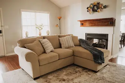 Image de Fireside Haven~Midterm Stays~ Pet/Family Friendly!