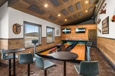Image de Luxe Group Fun Bowling Pool Arcade Pet Friendly Smoky Mtn Views
