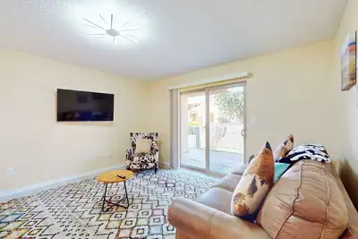 Image de Updated condo in great location with private patio, outdoor pool, hot tub, W/D