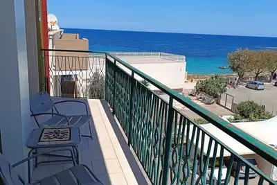 Image de Sea side apartment with balcony, private park and amazing view.