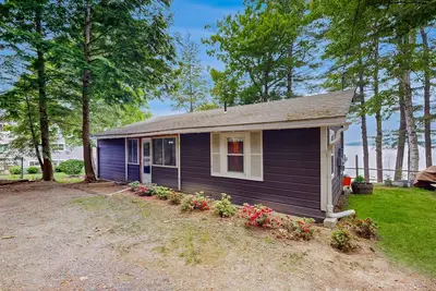 Image de Lakefront cabin with deck, gas grill, kayaks, fireplace, & quick beach access