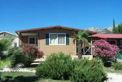 Image de Chalets en village-vacances! Clubs enfants et Clubs Ados inclus. Piscine