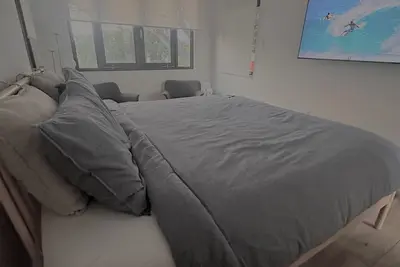 Image de Sunset Ocean view Balcony steps to beach King Bed