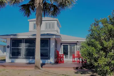Image de Cozy 2-bedroom cottage in Sunnyside area of Panama City Beach w/ an ocean view.