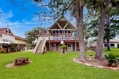 Image de Great for Big Groups & Families! Waterfront, Boathouse, Pool Table, Dog-Friendly