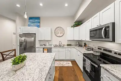 Image de Historic Renovated 4-Bd Townhome - City Side