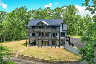 Image de In Gatlinburg  New Luxury Cabin Indoor Htd. Pool, Theater Room, Hot Tub, & Views