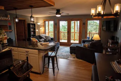 Image de Casual luxury retreat: Siskiyou Mountain Place. 2 br, kitchenette.