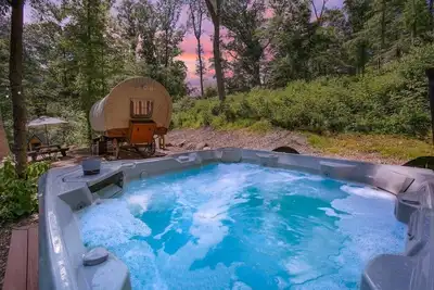 Image de Covered Wagon Camping w/ Salt Water Hot Tub