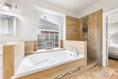 Image de Retreat, Relax and Unwind in t Home in Suburbia. Lots of natural light.