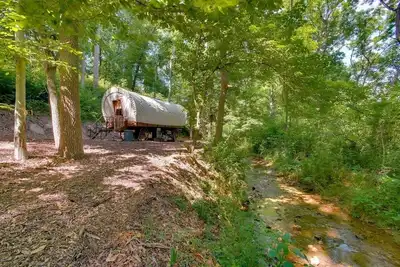 Image de Covered Wagon Camping along Creek, Sleeps 4