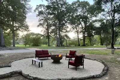 Image de Two Waterfront Cottages: 1 Modern, 1 Old-Fashioned + 2. 5 acres on Bayou!