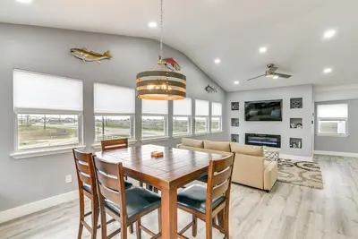 Image de Modern Freeport Home w/ Views: Walk to Beach!