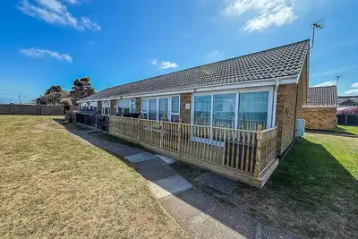 Image de Lovely 5 berth bungalow at Waterside Village Park in Corton ref 14006w
