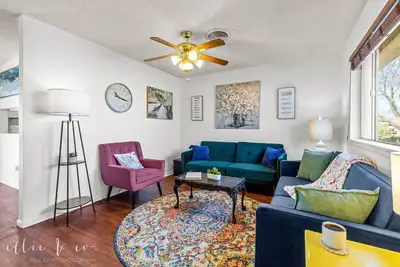 Image de Grill & Patio, Workers Welcome! Large dining table