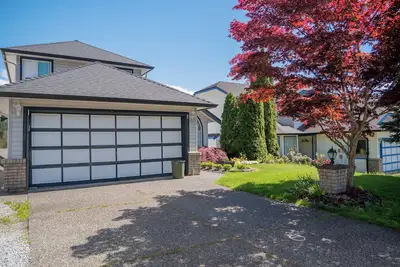 Image de Entire 1 bedroom suite, sleeps 4, ensuite laundry & 5 mins to Lafarge Skytrain