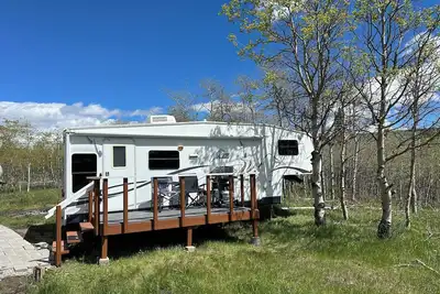 Image de Cozy 27’ Glamping Trailer Home Overlooking the East Side Glacier National Park