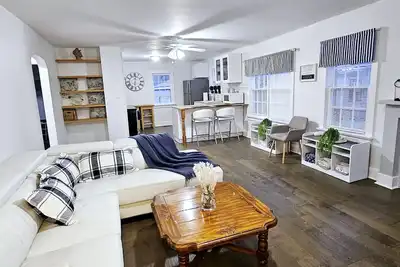 Image de Bright and cozy riverfront home in the heart of Canada's Prettiest Little Town!