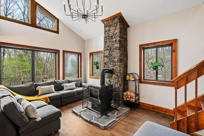 Image de Poconos retreat with hot tub, fire pit & game room