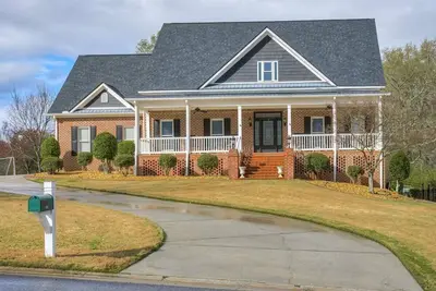 Image de A 4500 sq ft, Alexa dots throughout the home. Only 20 minutes from the Masters,