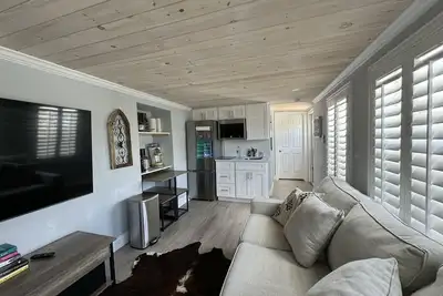 Image de All new, incredible location! Waterfront unit in Matlacha with many amenities.